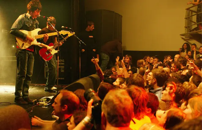 arctic-monkeys-on-stage-live.png